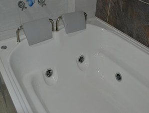 Doppia Deluxe | Bagno | Asciugamani, sapone, carta igienica