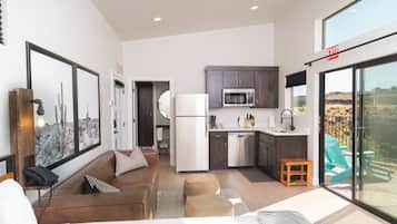 Full-size fridge, microwave, dishwasher, coffee/tea maker