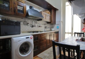 Réfrigérateur, micro-ondes, plaque de cuisson, lave-vaisselle