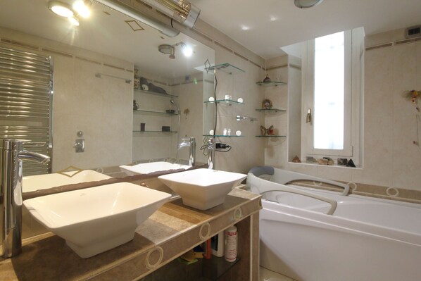 Haartrockner, Bidet, Handtücher, Seife