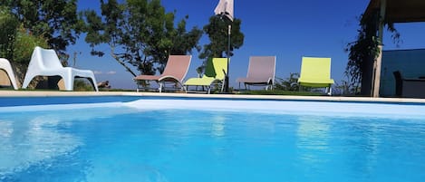 Utomhuspool och uppvärmd pool