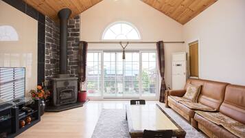 Een 50-inch ledtelevisie met kabelzenders en televisie