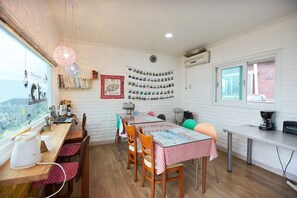 Standard Villa | Shared kitchen facilities | Fridge, microwave, stovetop, electric kettle - Daejeong Pension (Seogwipo)