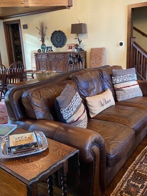 TV connectée, cheminée, lecteur de DVD, table de tennis de table