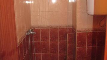 Un baño con ducha, inodoro y lavabo.
