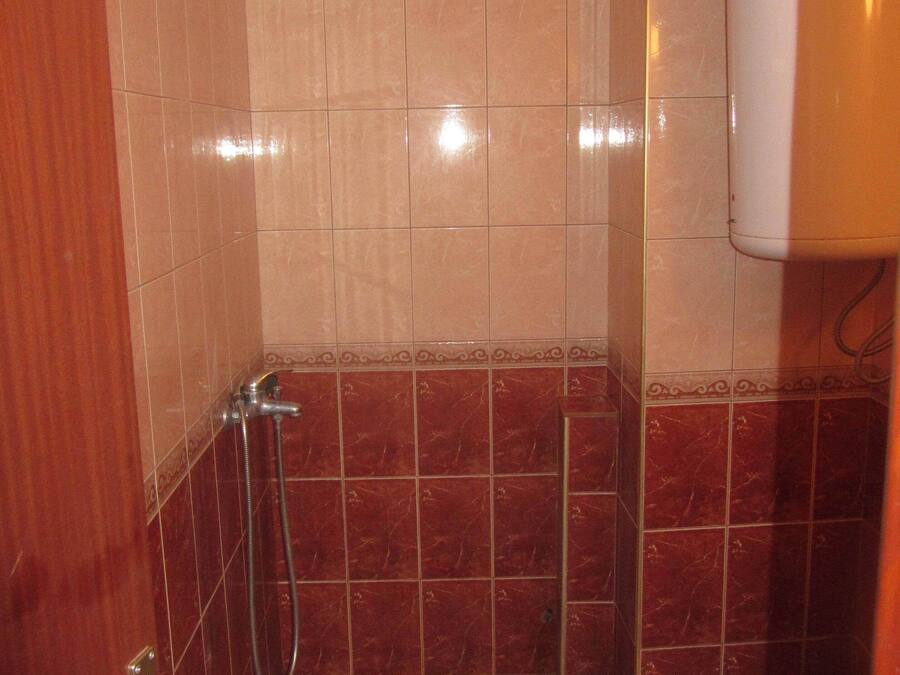 Un baño con ducha, inodoro y lavabo.