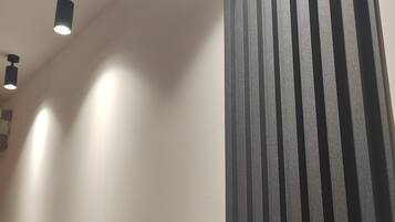 Techo con iluminación empotrada y pared texturizada.