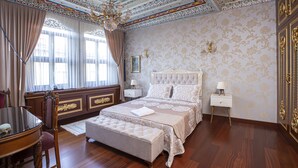 A bedroom with a large bed, ornate ceiling, and a chandelier. - Tahtakale Konağı Private & Luxury (Bursa)