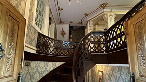 A grand staircase with ornate woodwork and a chandelier. - Tahtakale Konağı Private & Luxury (Bursa)