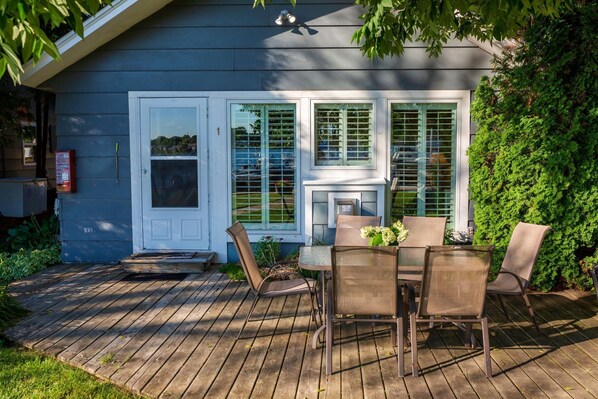 Outdoor dining - Snug Harbor Inn - Luxury Cottage 1 (Sturgeon Bay)