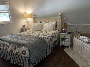 1 bedroom, bed sheets - Snug Harbor Inn - Luxury Cottage 1 (Sturgeon Bay)