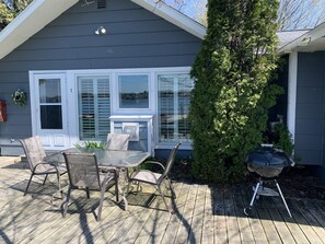 Outdoor dining - Snug Harbor Inn - Luxury Cottage 1 (Sturgeon Bay)