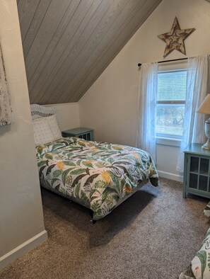 2 bedrooms, iron/ironing board, internet, bed sheets