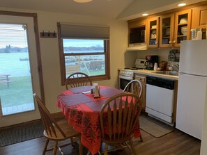 Private kitchen - Snug Harbor Inn - 2 Bedroom Cottage (Sturgeon Bay)