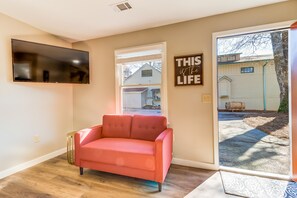 TV - Spacious studio in the heart of Helen with flatscreen TV and free WiFi (Helen)