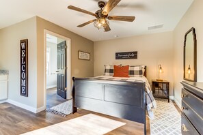 1 bedroom, iron/ironing board, free Internet, bed sheets - Spacious studio in the heart of Helen with flatscreen TV and free WiFi (Helen)