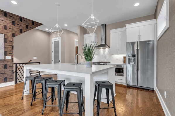 Jääkaappi, mikroaaltouuni, uuni, liesi