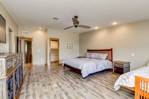 3 slaapkamers, een strijkplank/strijkijzer, wifi, beddengoed