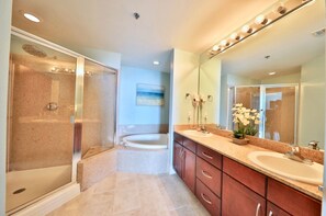 Kombinert dusj/badekar, hårføner, håndklær og såpe