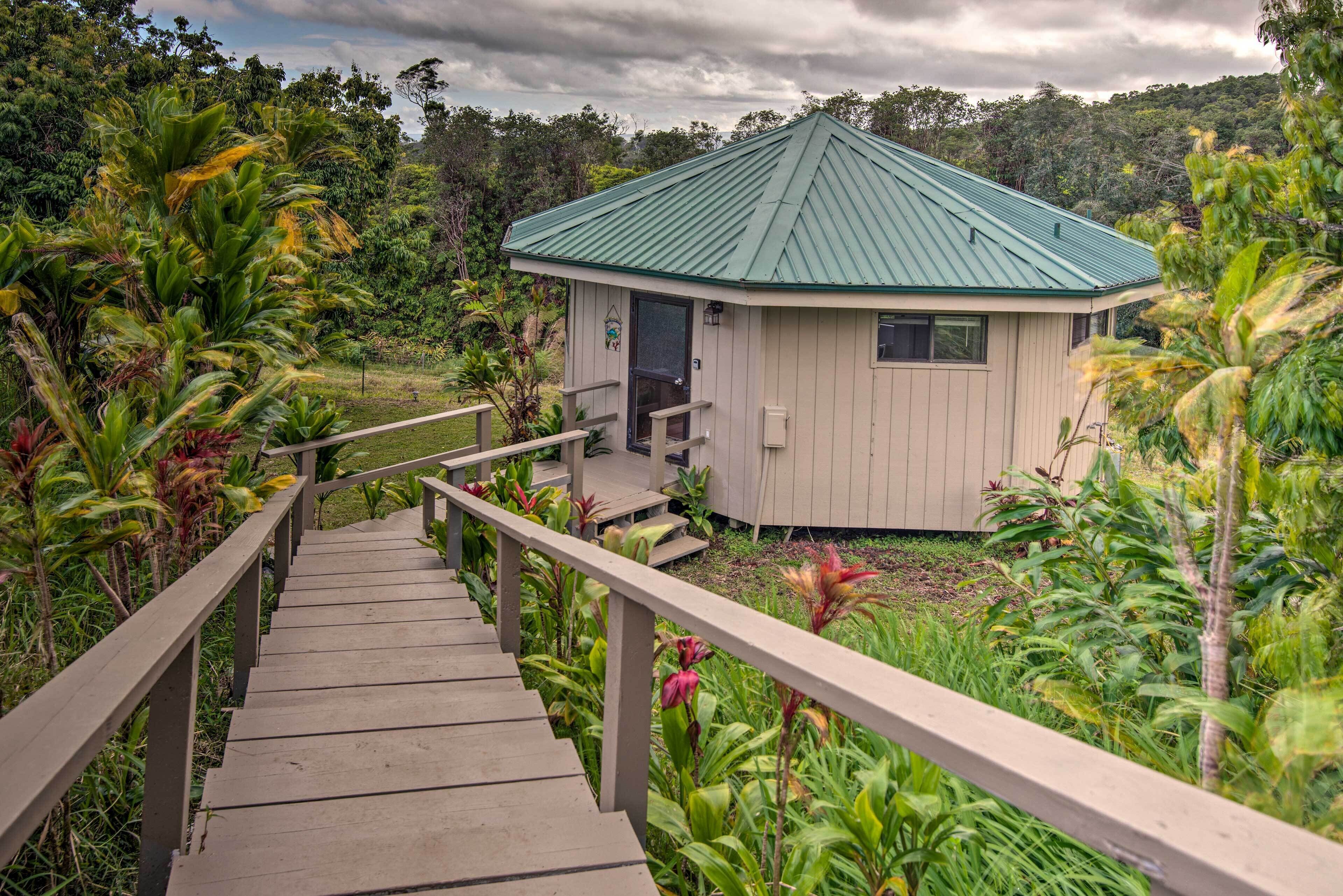 Hilo Couples Retreat ~ 6 Miles to Honoli'i Beach!