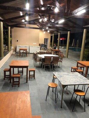 تناول الطعام بالخارج