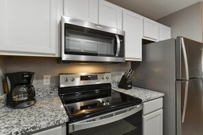 Fridge, microwave, oven, stovetop - Comfort Cottage - No Stairs! (Branson)