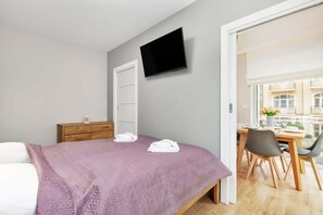 1 slaapkamer, een strijkplank/strijkijzer, wifi, beddengoed