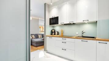 Køleskab, mikrobølgeovn, kogeplade, kaffe-/temaskine