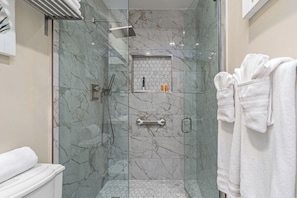 Combined shower/tub, hair dryer, towels