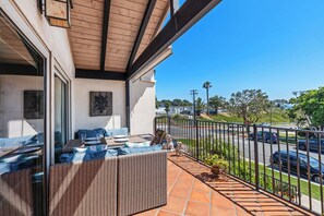 Outdoor dining - Coastal Modern Beach Cottage-2 Bed/2 Bath, A/C, Vegetable Garden, Walk2Beach (Dana Point)
