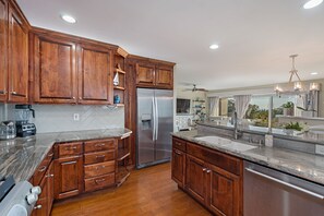 Kjøleskap, mikrobølgeovn, ovn og kokeplater