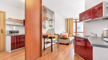 Kühlschrank, Mikrowelle, Herdplatte, Wasserkocher mit Kaffee-/Teezubehör