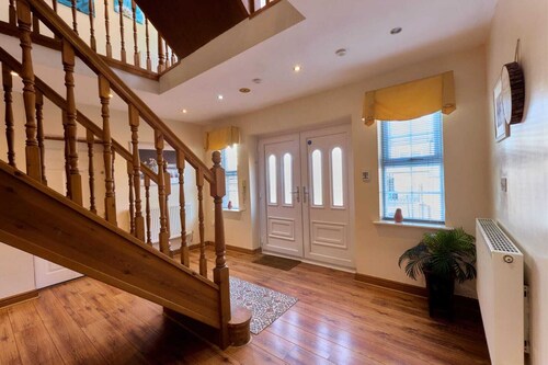 House In the Heart of town 15 min from Manchester City. ( Sleeps 15+)