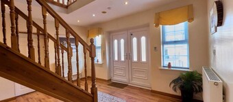 House In the Heart of town 15 min from Manchester City. ( Sleeps 15+)