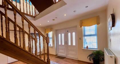 House In the Heart of town 15 min from Manchester City. ( Sleeps 15+)