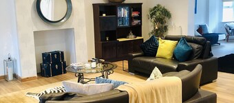 House In the Heart of town 15 min from Manchester City. ( Sleeps 15+)