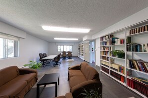 Library - HI Edmonton - Hostel (Edmonton)