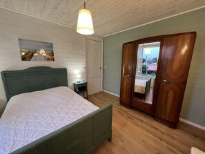 4 chambres, fer et planche à repasser, lit de bébé portatif