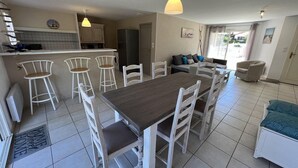 Eine geräumige Küche mit Essbereich, Barhocker und einer Sitzecke.