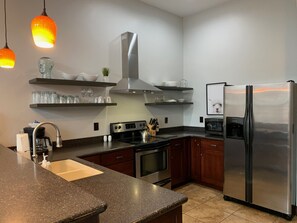 Fridge, microwave, oven, stovetop - Historic apartment in the center (Kalispell)