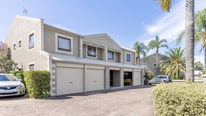 Exterior - Carindale, 16 19-23 Dowling Street - Ground floor unit with foxtel, complex pool and tennis Court (Nelson Bay)