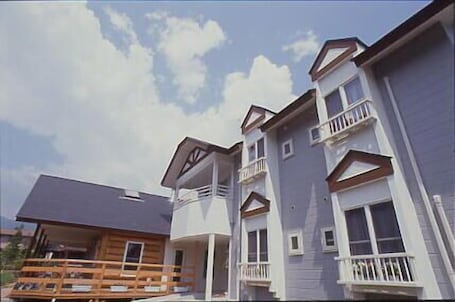 Exterior. Petit Hotel C Est Bon