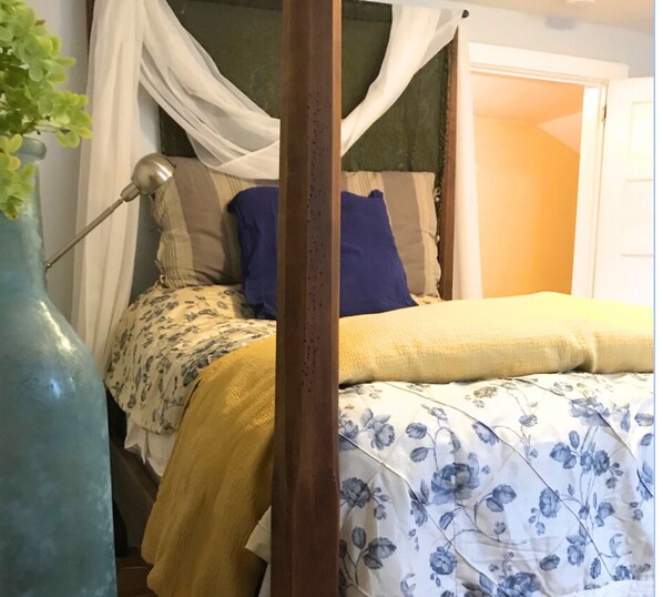 2 bedrooms, desk, iron/ironing board, WiFi