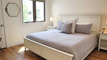 Tabla de planchar con plancha, wifi y ropa de cama