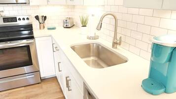 Lavavajillas, tostadora y utensilios de cocina