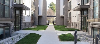 Capri 210: Delightful Downtown TC Getaway