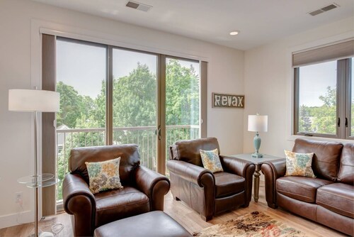 Capri TC: Charming Downtown TC Oasis