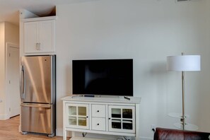 Interior - Capri TC: Charming Downtown TC Oasis (Traverse City)