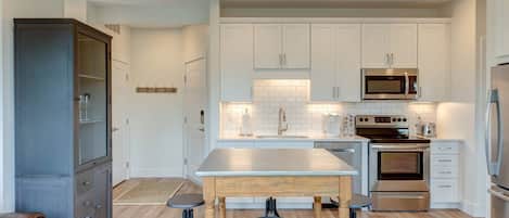 Een koelkast, een microgolfoven, een oven, een kookplaat