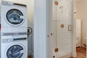 Shower, hair dryer, towels - Capri TC: Charming Downtown TC Oasis (Traverse City)